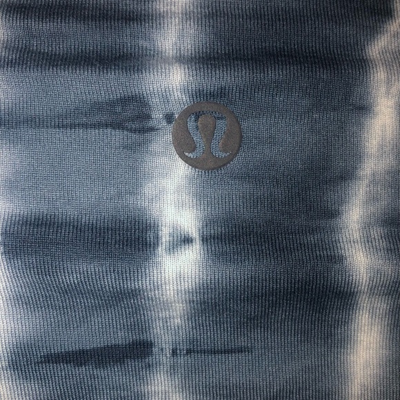 Lululemon Back In Action Shibori Square Ocean Air TR Navy Top NoTag Sz-(P2P-25”) - Picture 5 of 5